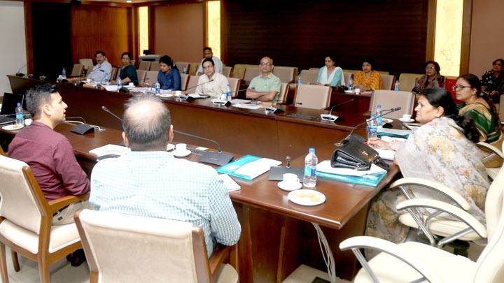 सीएम राइज स्कूल का निर्माण कार्य तेज गति से हो : जनजातीय कार्य मंत्री सुश्री सिंह